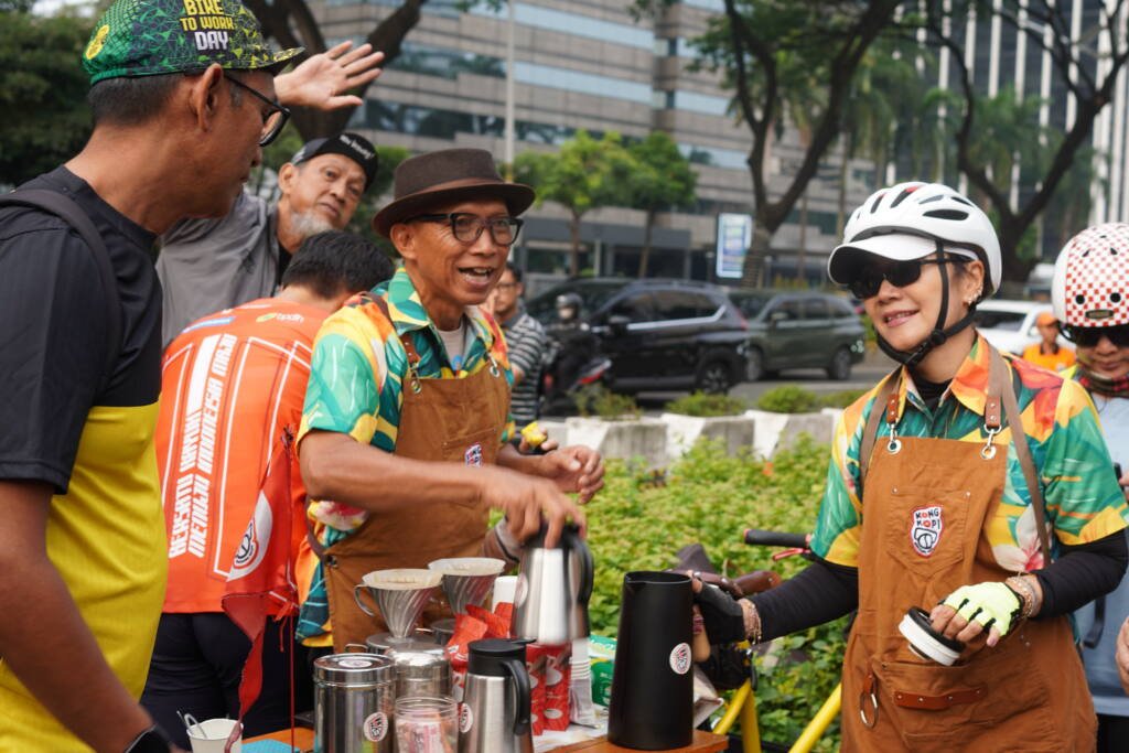 Barista Kong Kopi Mas Yoto (tengah) dengan barista lainnya menggunakan teknik V60Barista Kong Kopi, Mas Yoto (tengah), didampingi rekan barista menyiapkan seduhan kopi V60 di sela-sela acara.