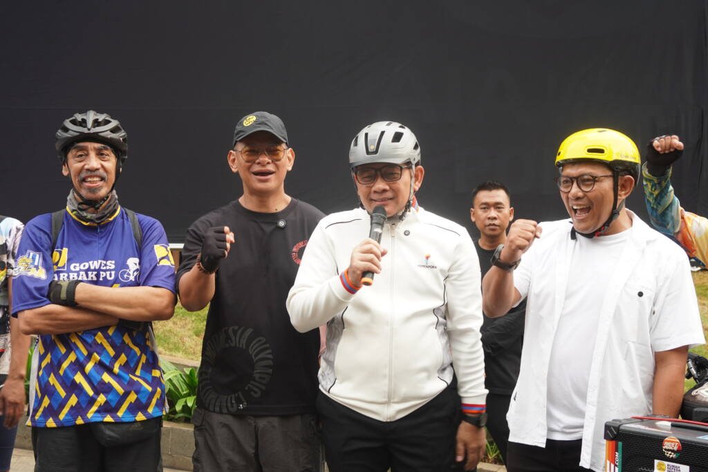 Wali Kota Jakarta Pusat Arifin (tengah) memberikan sambutan didampingi Presiden KOI Raja Sapta Oktohari (kedua kiri) dan Ketua B2W Indonesia Hendro Subroto (kanan). Ia menyambut sangat baik dan berharap dengan Hari Sepeda Dunia bisa membantu mengurangi polusi