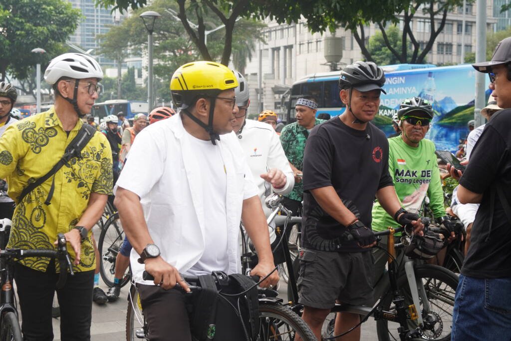 Ketua B2W Indonesia Hendro Subroto (tengah), Co Founder B2W Indonesia Toto Sugito (kiri) dan Presiden KOI Raja Sapta Oktohari (kanan) sedang bersiap untuk gowes bersama dengan komunitas mengelilingi area Senayan.