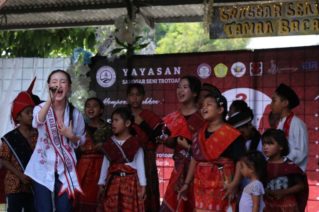 SANGGAR SENI TROTOAR GELAR PENTAS SENI DALAM RANGKA HARI PAHLAWAN