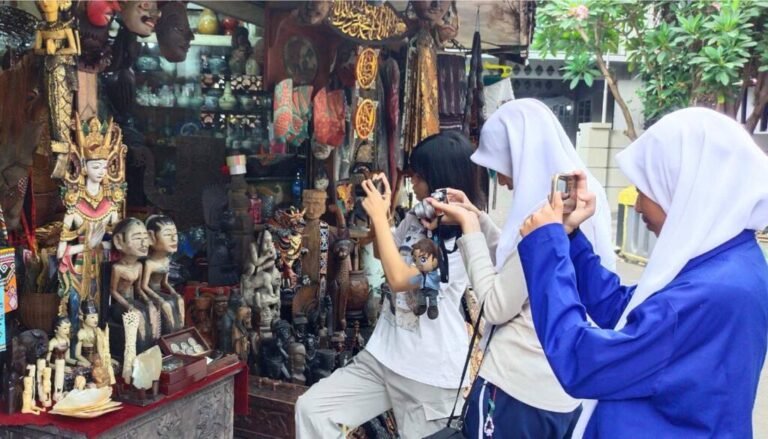 KEGIATAN EKSTRA KULIKULER FOTOGRAFI, SISWA SMP PERCIK HUNTING FOTO DI JALAN SURABAYA