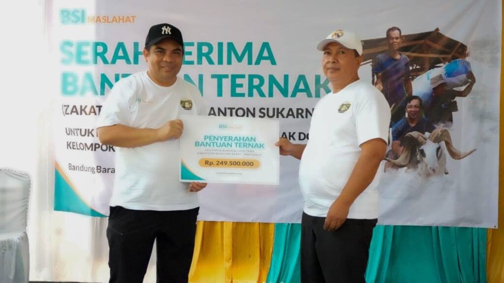 BSI MASLAHAT SALURKAN BANTUAN TERNAK ZAKAT MUQOYYAD DI DESA JATI MEKAR BANDUNG BARAT