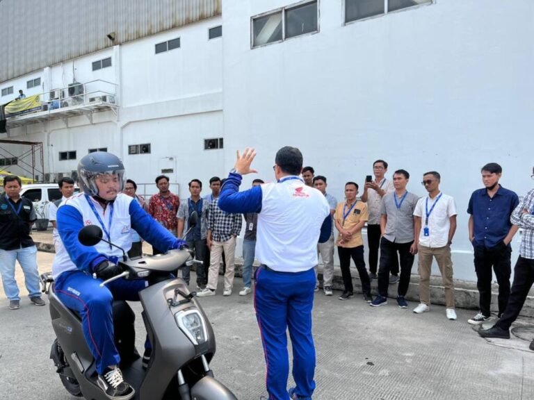 INSTRUKTUR SAFETY RIDING HONDA UNTUK PENGGUNA SEPEDA MOTOR LISTRIK