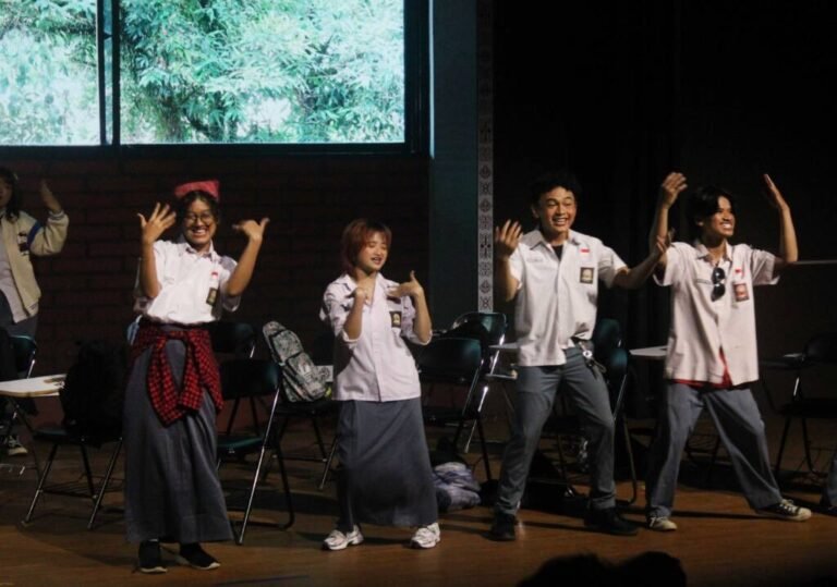 TEATER SASTRA UI PENTASKAN KOMEDI SATIR BERJUDUL AYU (TIDAK) SEKOLAH