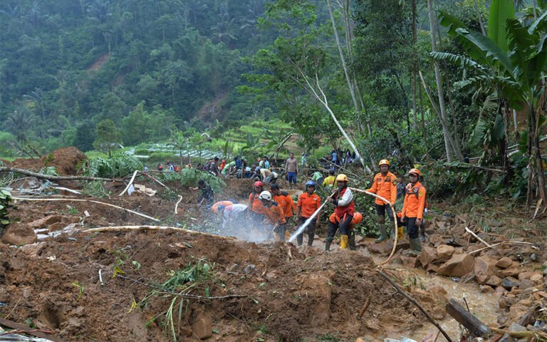 PENCARIAN KORBAN TERTIMBUN TANAH LONGSOR DI PEKALONGAN