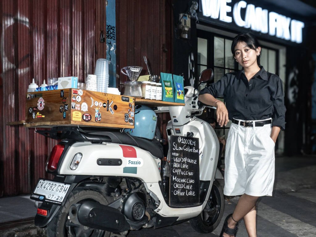 GADIS CANTIK ASAL BALI RINTIS USAHA KEDAI KOPI DI ATAS SKUTIK