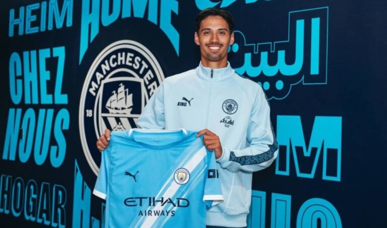 TIJJANI REIJNDERS RESMI BERKOSTUM MANCHESTER CITY