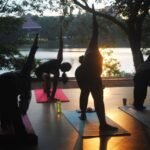 MENIKMATI INDAHNYA SENJA DENGAN YOGA ALA KOMOENITAS MAKARA