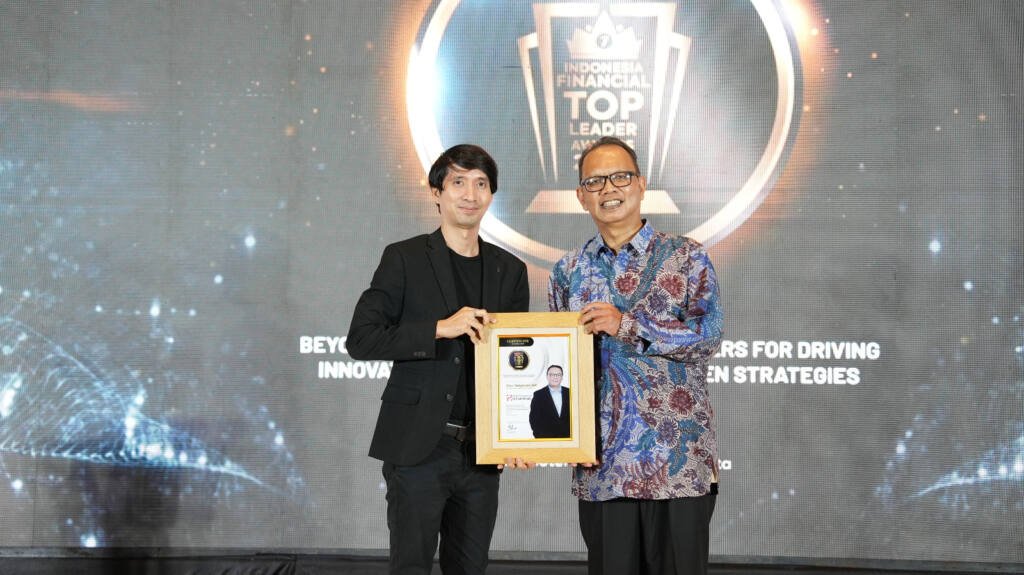 DIRUT SINARMAS ASSET MANAGAMENT RAIH INDONESIA FINANCIAL TOP LEADER AWARDS 2025