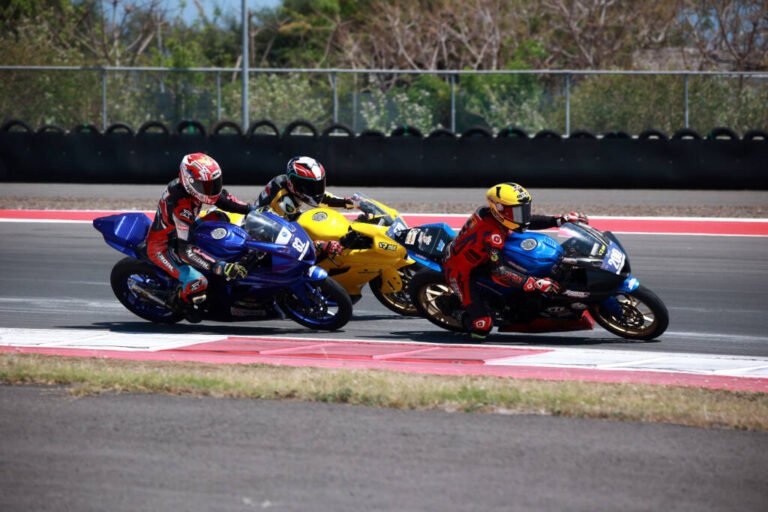 BLU CRU YAMAHA SUNDAY RACE 2025 LOMBAKAN KELAS R3 PRO