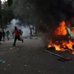 AKSI SOLIDARITAS PENGEMUDI OJOL BENTROK DENGAN POLISI DI MAKO BRIMOB KWITANG, JAKARTA