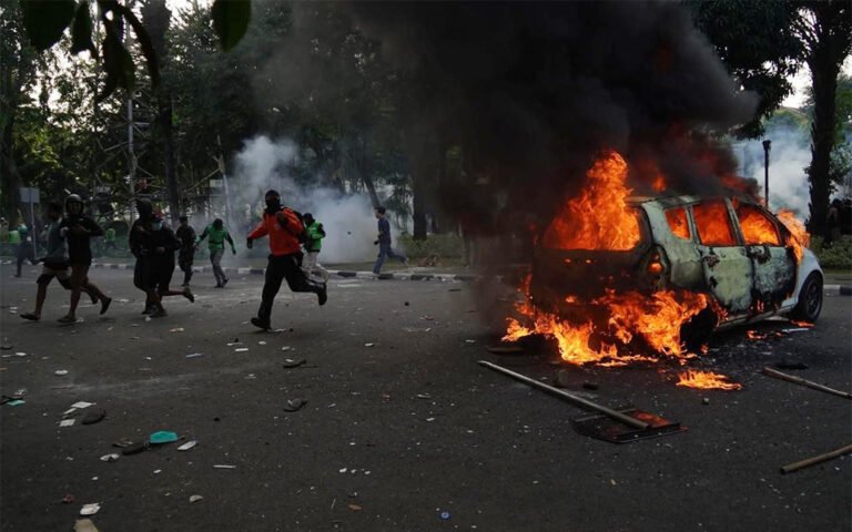 AKSI SOLIDARITAS PENGEMUDI OJOL BENTROK DENGAN POLISI DI MAKO BRIMOB KWITANG, JAKARTA