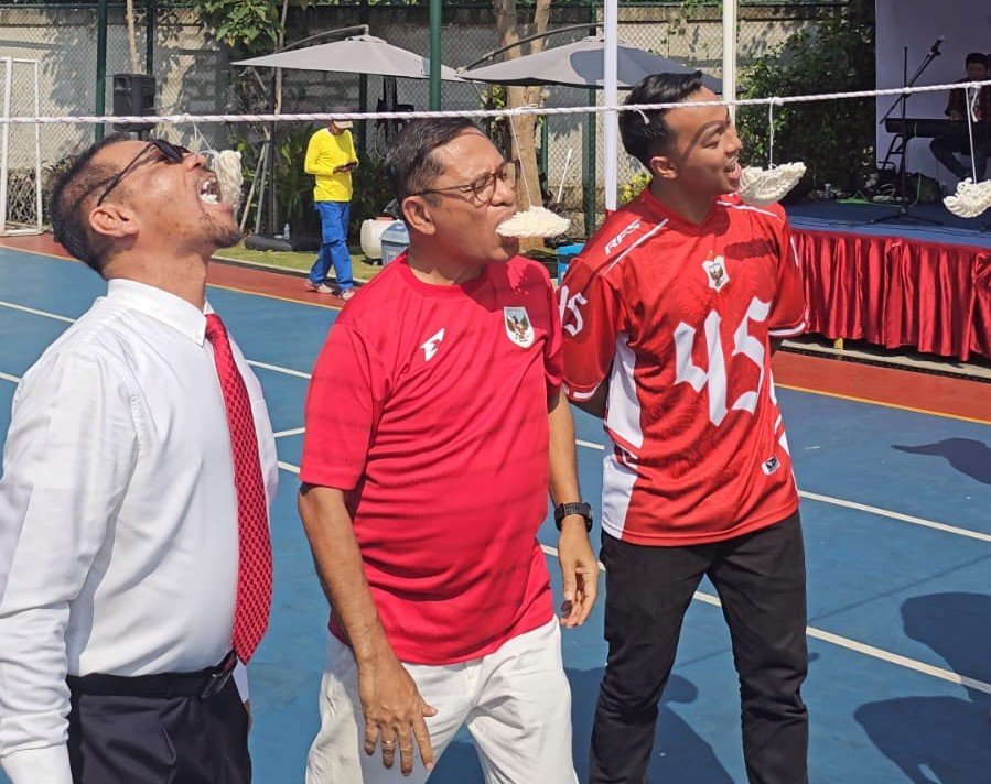 PERAYAAN HUT KEMERDEKAAN RI, SALEH HUSIN IKUT LOMBA PANCO DAN MAKAN KERUPUK