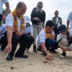 PT PEMBANGUNAN JAYA ANCOL LEPASLIARKAN TUKIK PENYU SISIK DI PULAU BIDADARI