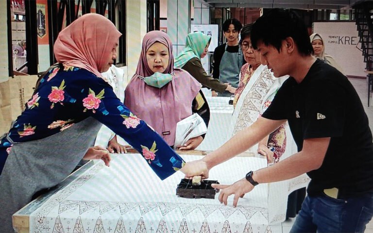PPKUKM GELAR PENDAMPINGAN BATIK BETAWI CAP