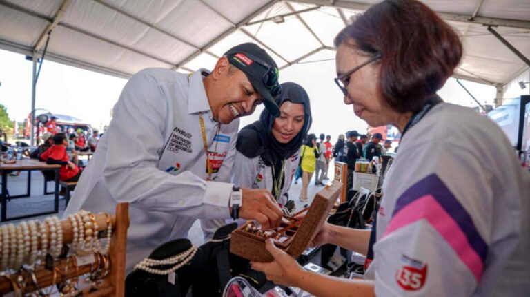PRODUK UMKM DI PERTAMINA GRAND PRIX OF INDONESIA 2025 DAPAT SOROTAN WISATAWAN MANCANEGARA