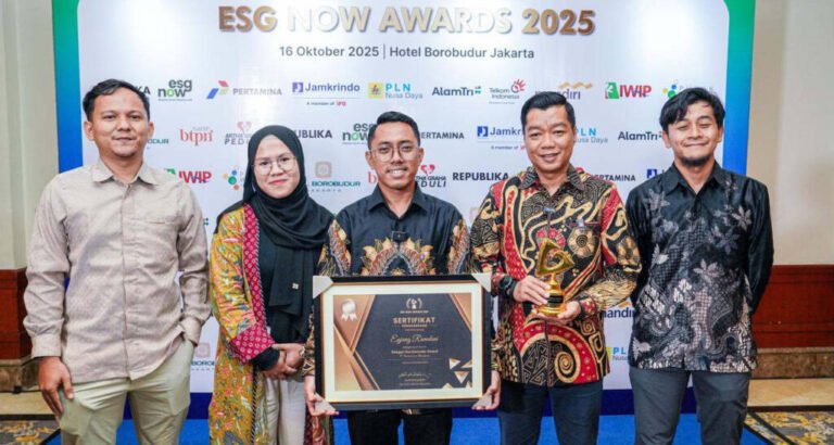 PROGRAM DESA ENERGI BERDIKARI WALAHAR PERTAMINA PATRA NIAGA RAIH PENGHARGAAN ESG NOW AWARDS 2025