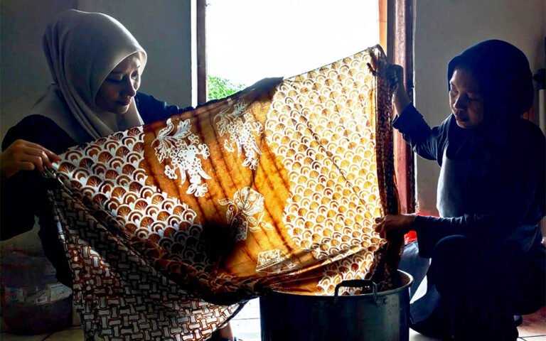 PRODUKSI SHIBORI BATIK DAN PELESTARIAN BATIK BETAWI