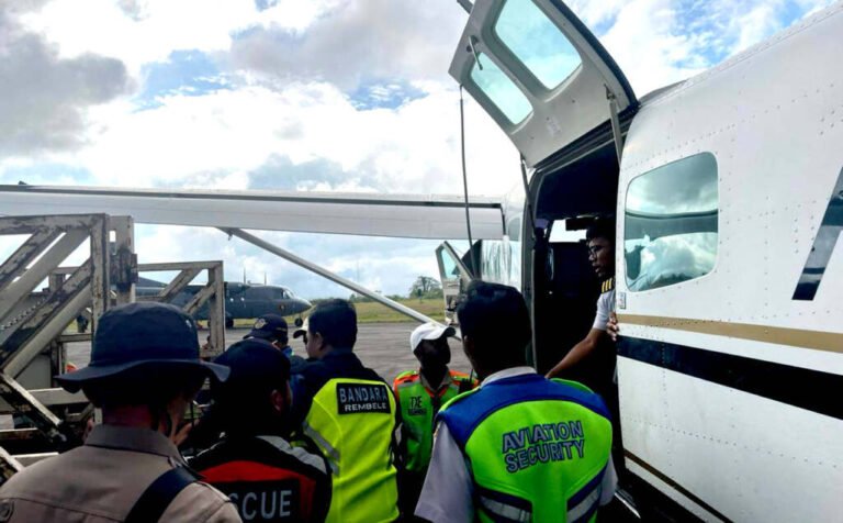 PERTAMINA SALURKAN BBM KE WILAYAH TERDAMPAK BENCANA DI BENER MERIAH DAN ACEH TENGAH DENGAN PESAWAT PERINTIS