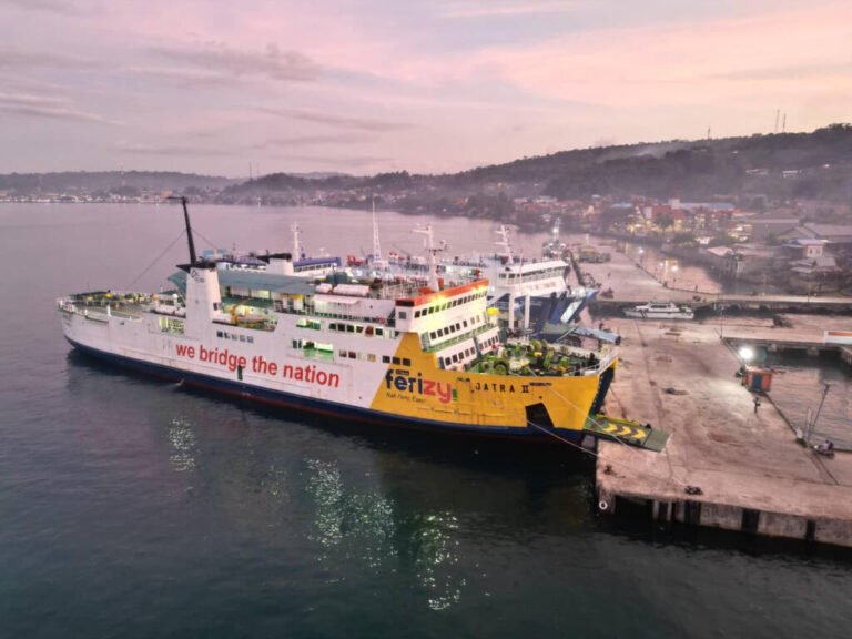 KERAHKAN KM JATRA II, ASDP KIRIM ALAT BERAT KE SIBOLGA DAN NIAS