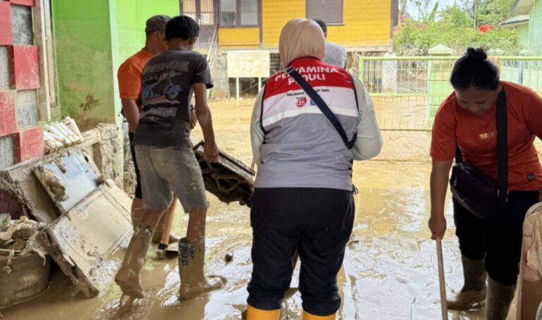 PULIHKAN ACEH TAMIANG, PERWIRA PERTAMINA DAN RELAWAN WANADRI BERSIHKAN PUSKEMAS RANTAU