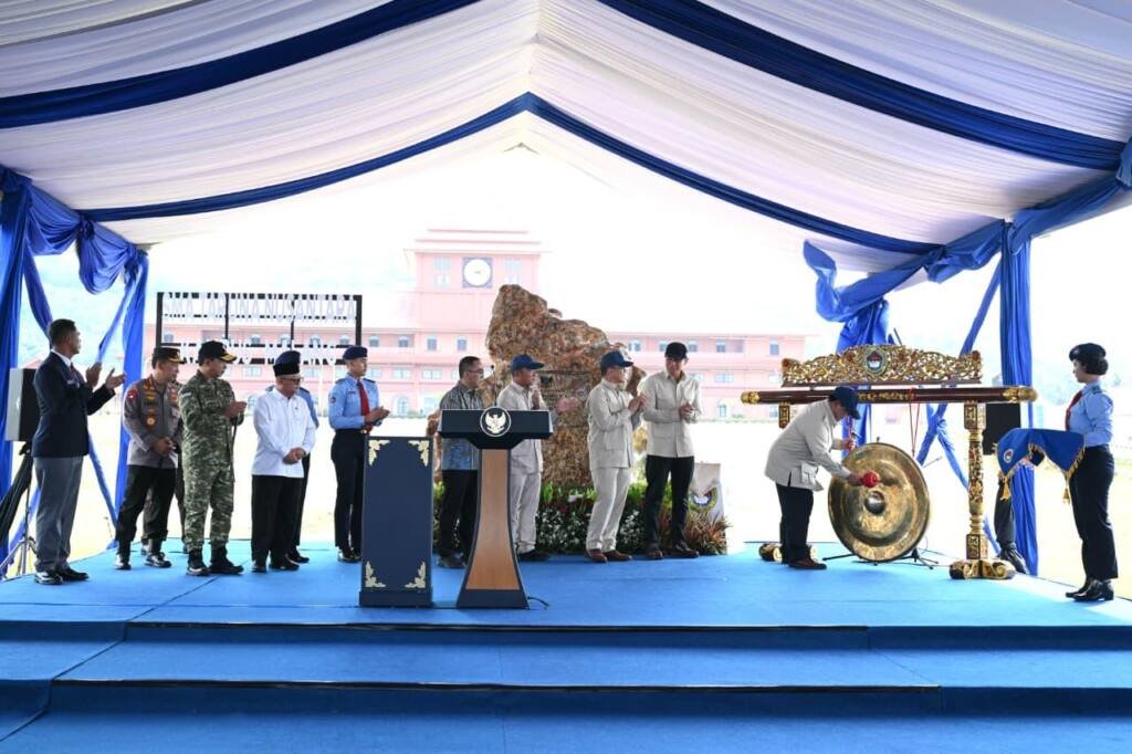 SEKOLAH UNGGULAN SIAPKAN KADER BANGSA BERKARAKTER KUAT DAN PATRIOTIK