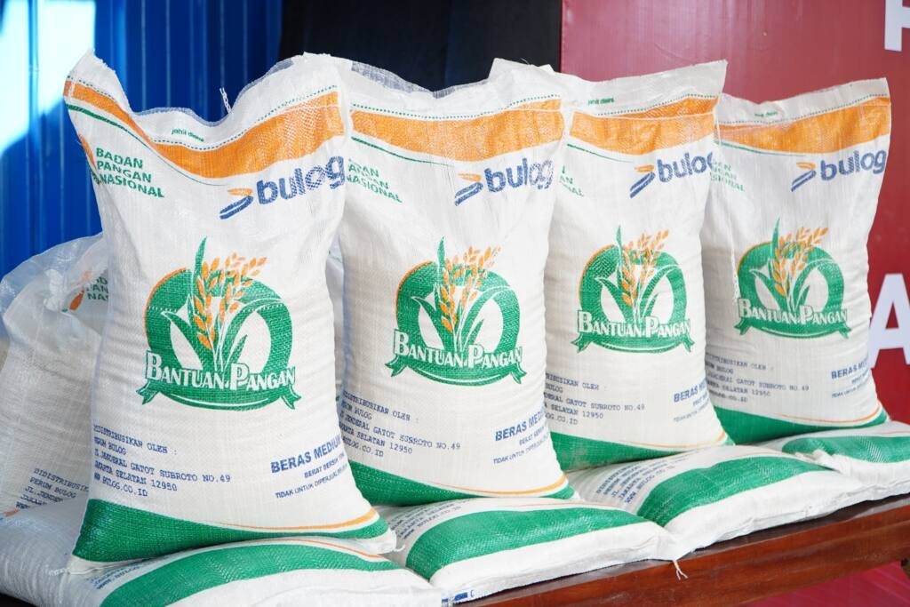 BAPANAS TUGASI BULOG SALURKAN BANTUAN BERAS DAN MINYAK GORENG KEPADA 33,2 JUTA PENERIMA