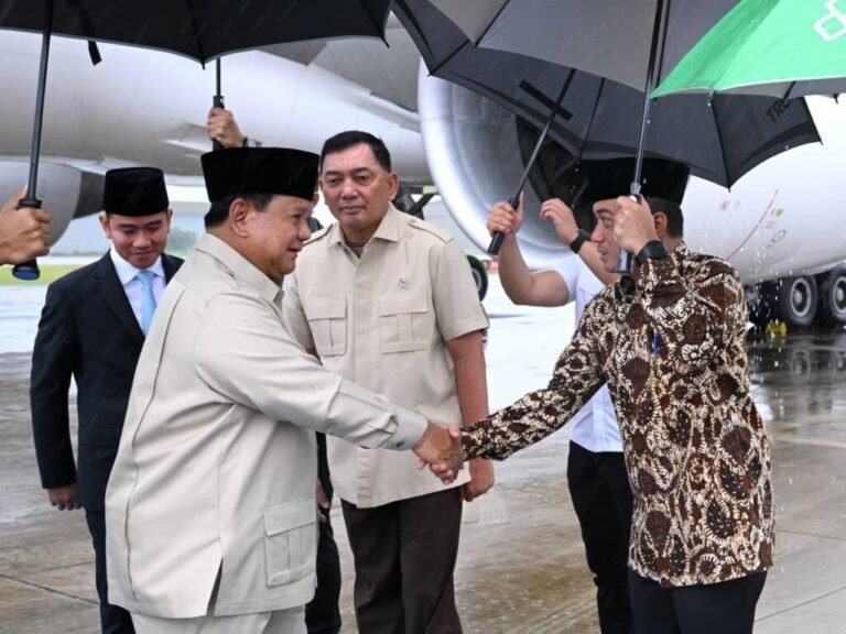 AKHIRI KUNJUNGAN KERJA KE BEBERAPA NEGARA, PRESIDEN PRABOWO KEMBALI KE TANAH AIR