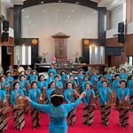 USIA TAK JADI HALANGAN NENEK BERUSIA 83 TAHUN TAMPIL DI PASANGGIRI ANGKLUNG AHM