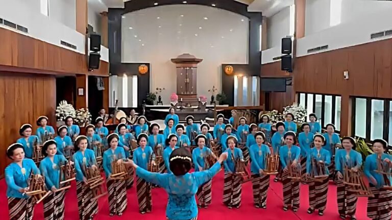 USIA TAK JADI HALANGAN NENEK BERUSIA 83 TAHUN TAMPIL DI PASANGGIRI ANGKLUNG AHM