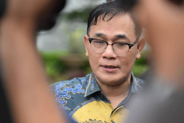 PENGENTASAN KEMISKINAN HARUS DILAKUKAN SECARA KOMPREHENSIF DAN BERKELANJUTAN