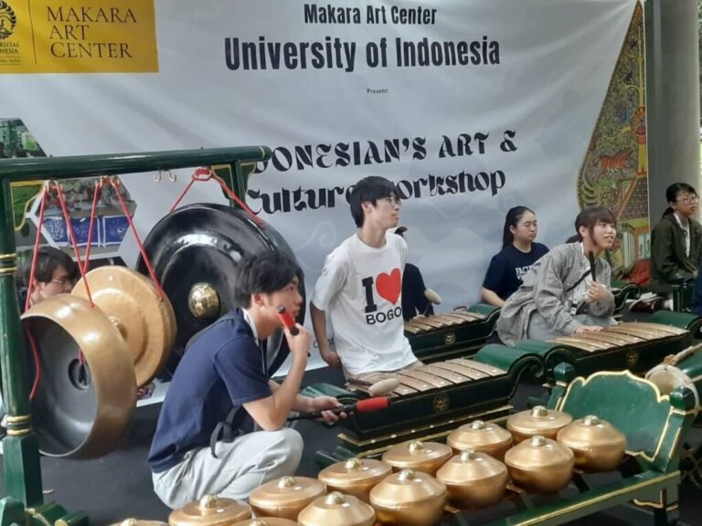 MAHASISWA JEPANG BELAJAR SENI BUDAYA INDONESIA DI MAKARA ART CENTER