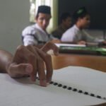 MENGHAFAL ALQURAN BRAILLE di pesantren raudlatul makfufin