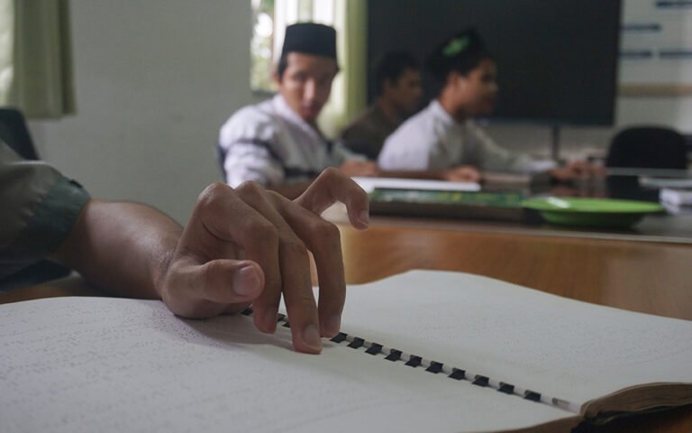 MENGHAFAL ALQURAN BRAILLE di pesantren raudlatul makfufin