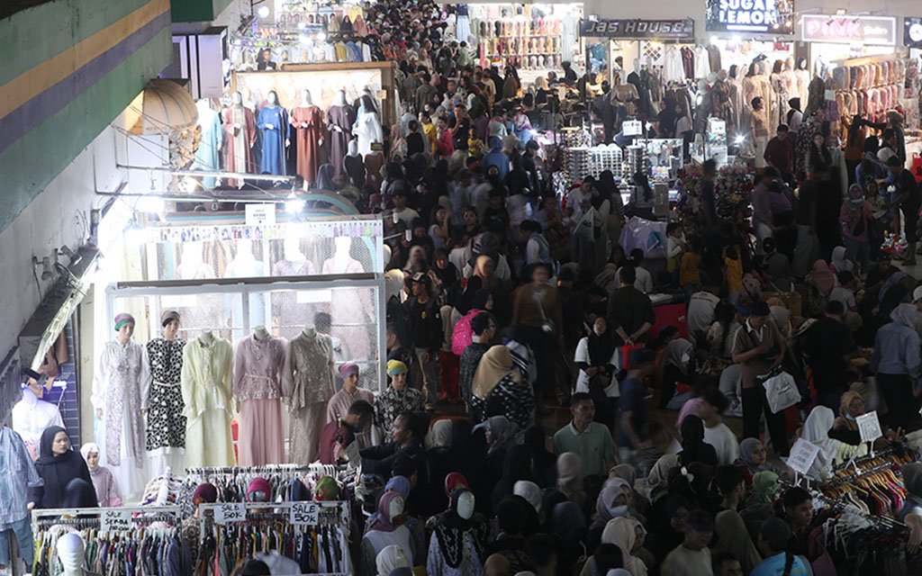 PASAR TANAH ABANG DISERBU WARGA untuk belanja lebaran
