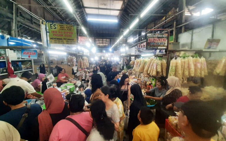 MEMANJAKAN LIDAH DENGAN ANEKA KULINER PASAR GEDE SOLO