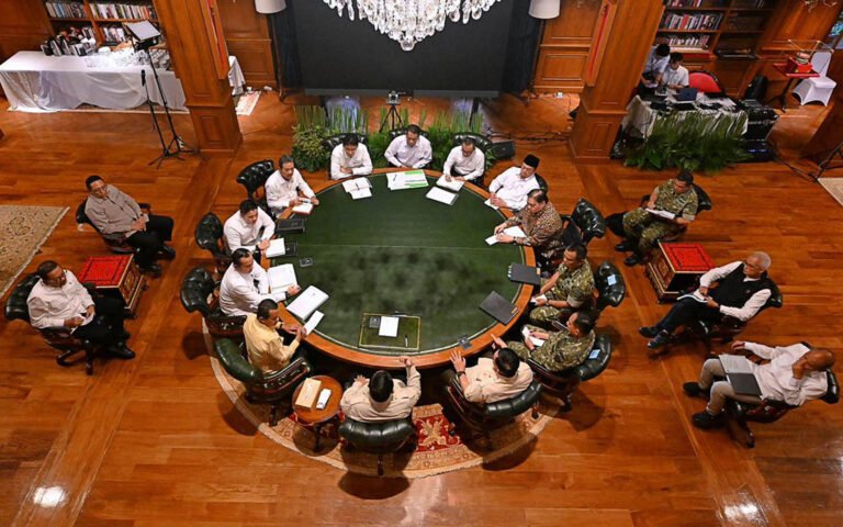 PRESIDEN DAN PARA MENTERI RAPAT DI HAMBALANG BAHAS PERSIAPAN IDULFITRI