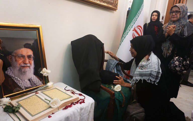 RATUSAN WARGA HADIRI DOA BERSAMA DI KEDIAMAN DUBES IRAN