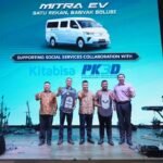WULING SUMBANG DUA UNIT MITRA EV MINIBUS KEPADA DINKES DKI DAN KITABISA