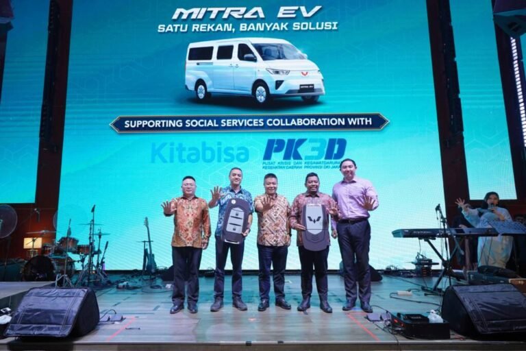 WULING SUMBANG DUA UNIT MITRA EV MINIBUS KEPADA DINKES DKI DAN KITABISA