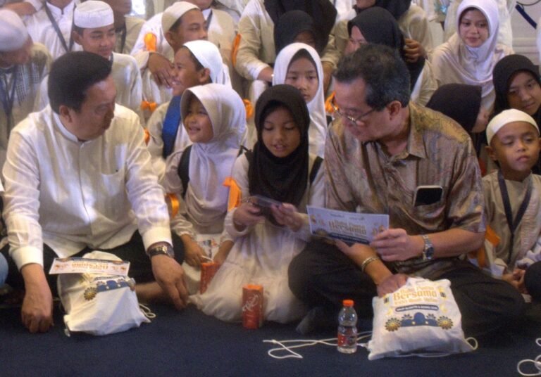 BERBAGI KEBAHAGIAAN RAMADAN, ADARO DAN ALAMTRI GELAR BUKA BERSAMA 1000 ANAK YATIM