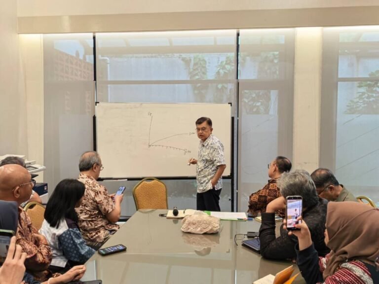 BAHAS KEPEMIMPINAN DAN MASA DEPAN BANGSA, SEJUMLAH TOKOH DISKUSI DENGAN JK