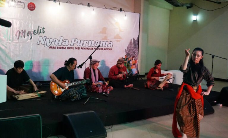 SWARA SEADANYA BAWAKAN LIR ILIR SASTRO GENDHING DALAM TADARUS CINTA