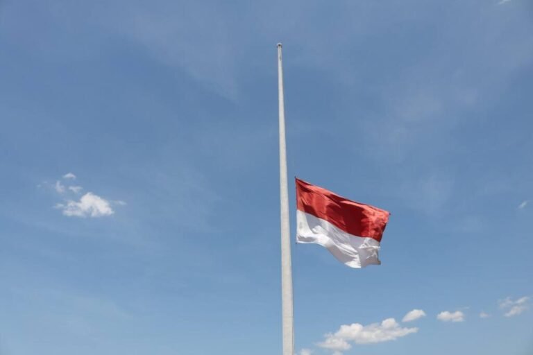 MANTAN WAPRES TRY SUTRISNO WAFAT, PEMERINTAH INSTRUKSIKAN PENGIBARAN BENDERA SETENGAH TIANG