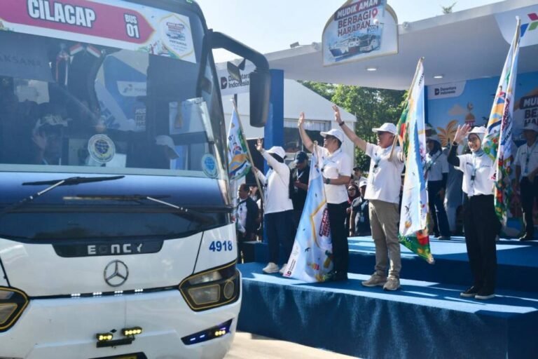MUDIK BERSAMA, PERTAMINA BERANGKATKAN 5.000 PEMUDIK KE BERBAGAI KOTA DI JAWA