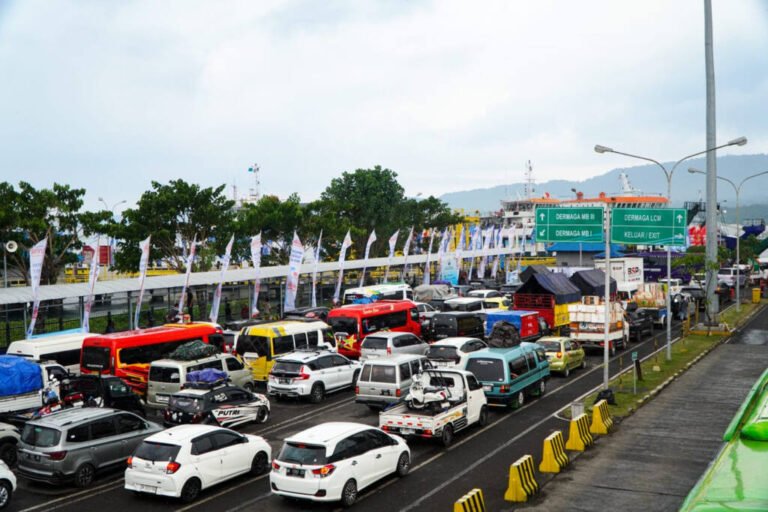 ASDP PERCEPAT URAI ANTREAN KENDARAAN DI PELABUHAN GILIMANUK