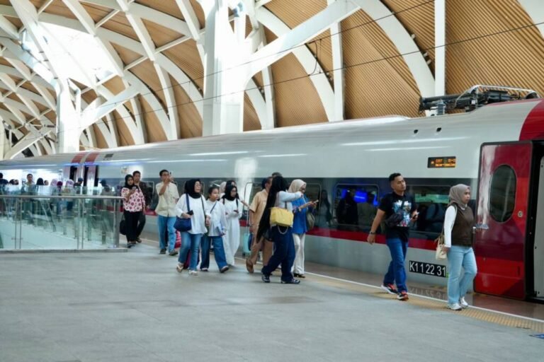 ANGKUTAN LEBARAN 2026, PENJUALAN TIKET WHOOSH TEMBUS 185 RIBU