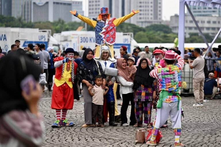 WARGA SAMBUT GEMBIRA BAZAR RAKYAT DI MONAS