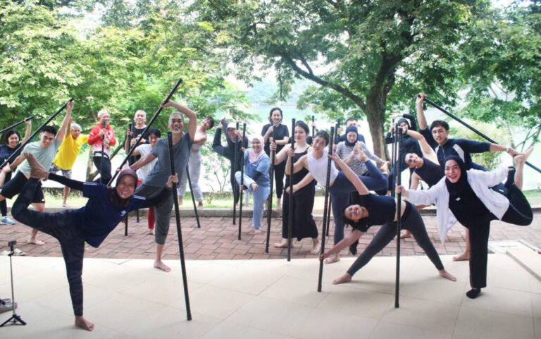 KOMOENITAS MAKARA DAN KOMUNITAS YOGA DEPOK GELAR KELAS DANDA YOGA