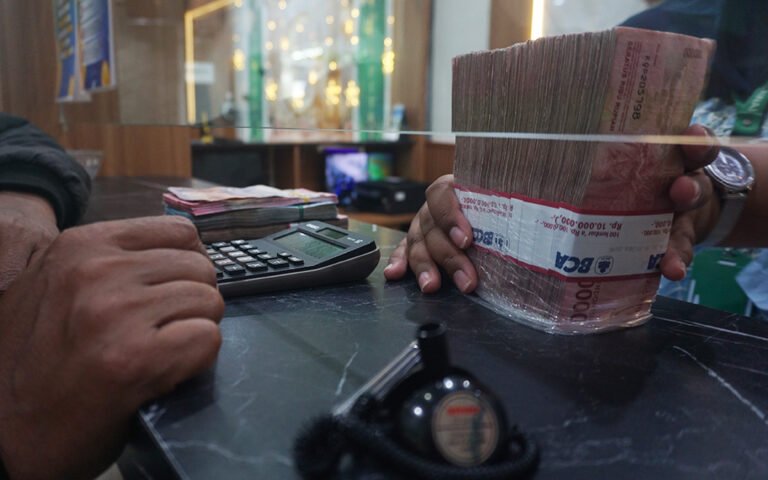 RUPIAH ANJLOK IMBAS KONFLIK TIMUR TENGAH